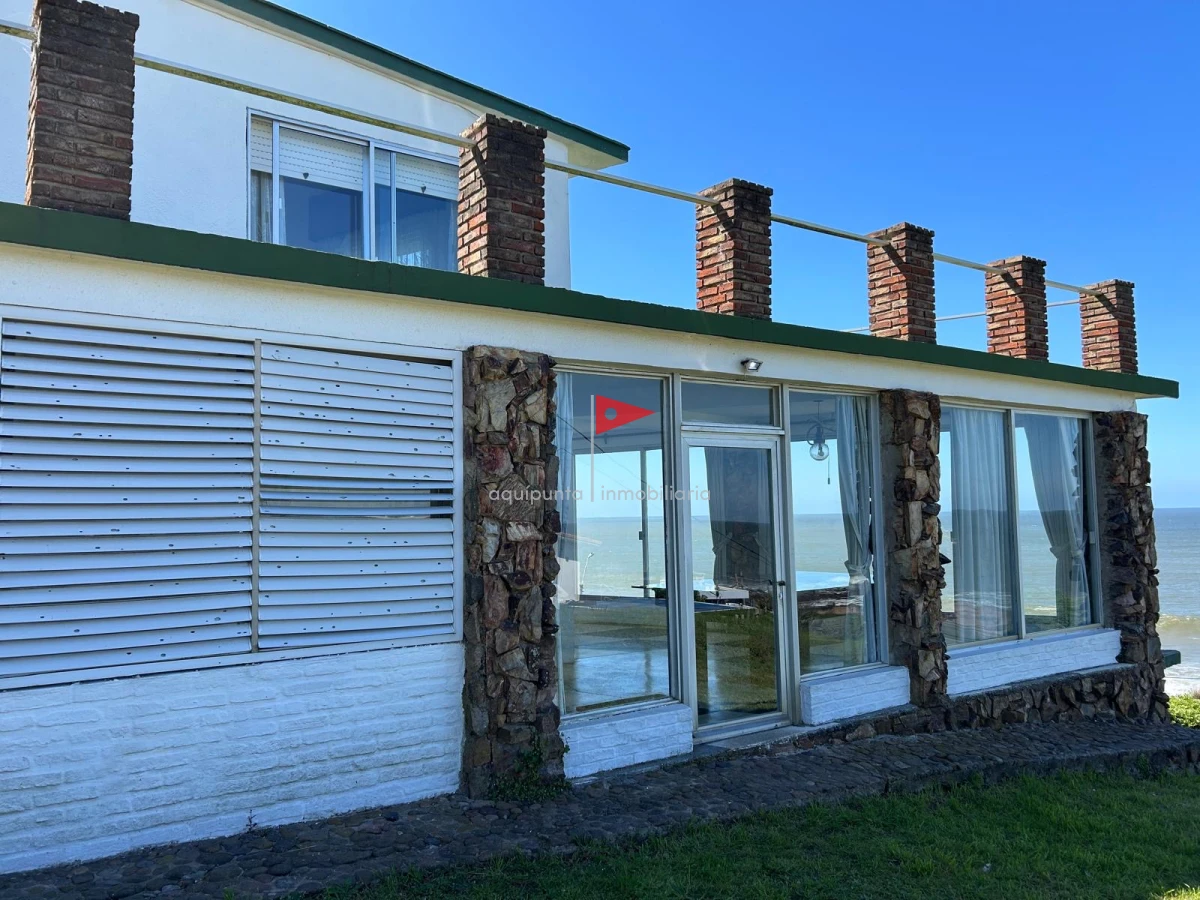 Casa ID.73 - Casa de 2 pisos 3 dorm 2 b frente al mar en venta P Colorada