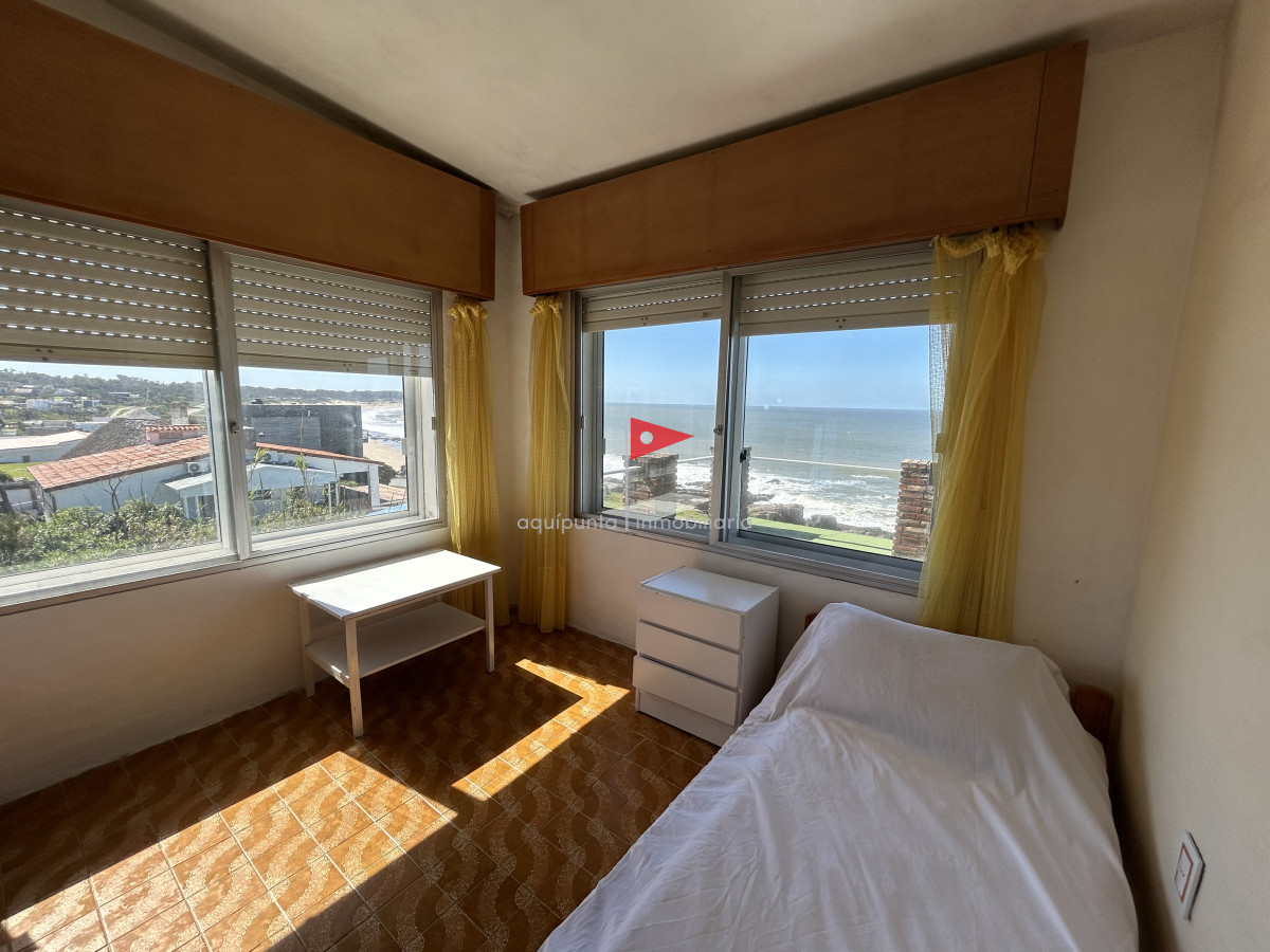 Casa ID.73 - Casa de 2 pisos 3 dormitorios 2 baños frente al mar en venta en Punta Colorada