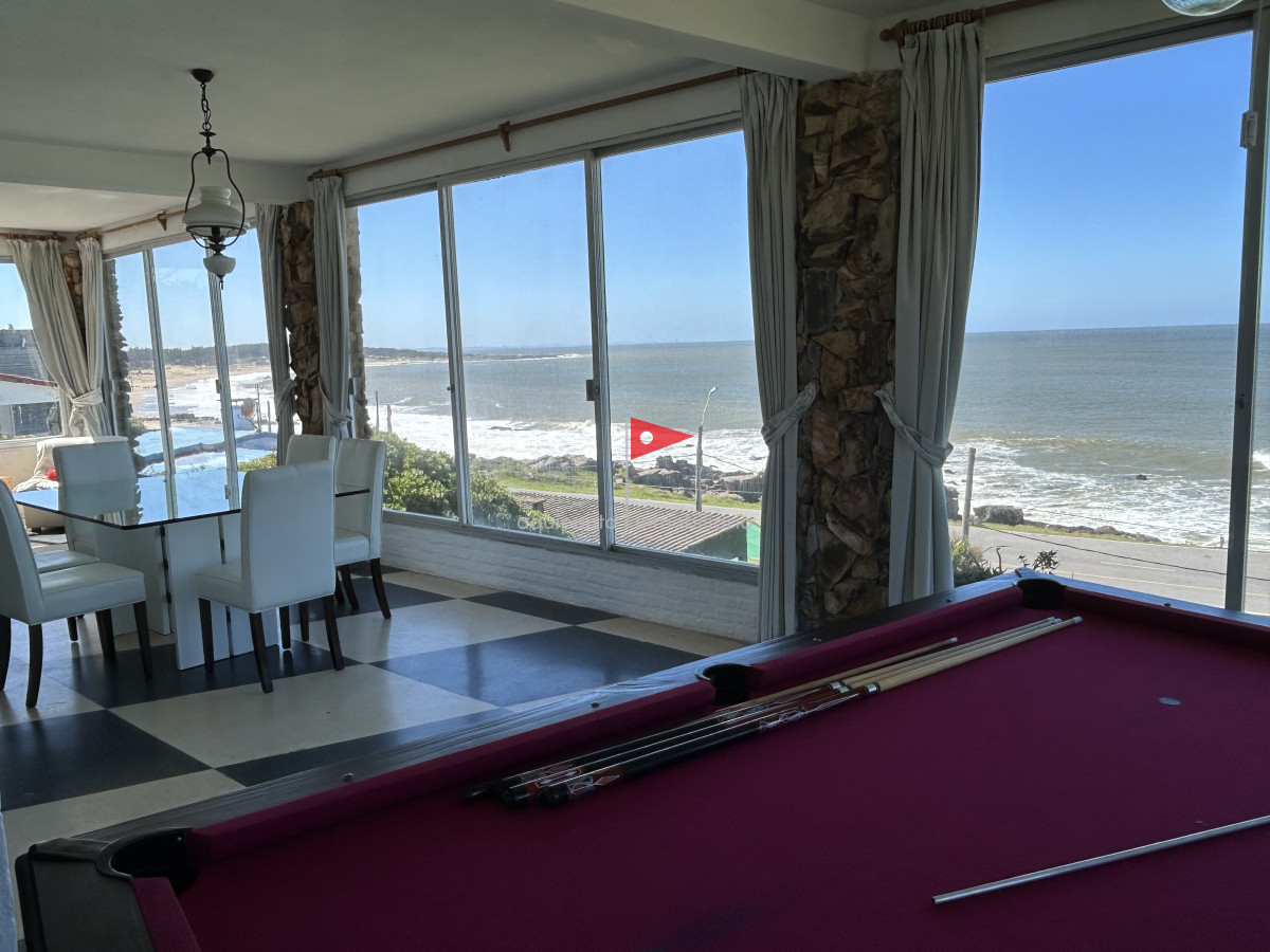 Casa ID.73 - Casa de 2 pisos 3 dormitorios 2 baños frente al mar en venta en Punta Colorada