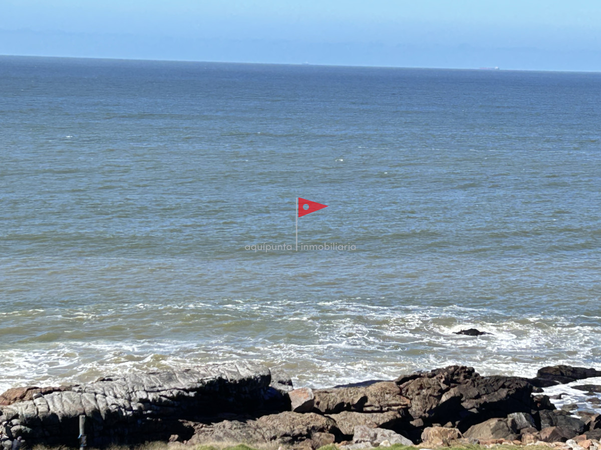 Casa ID.73 - Casa de 2 pisos 3 dormitorios 2 baños frente al mar en venta en Punta Colorada