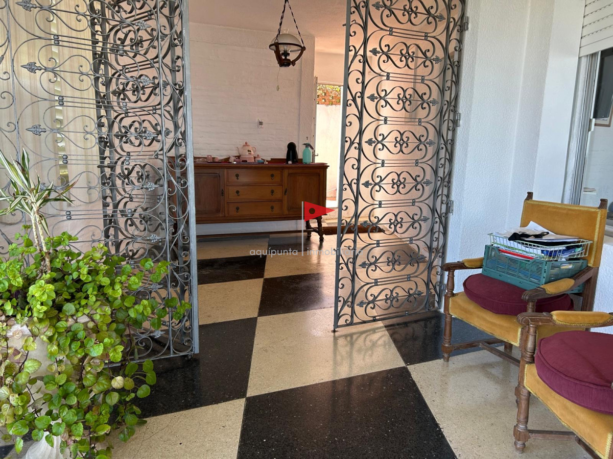 Casa ID.73 - Casa de 2 pisos 3 dormitorios 2 baños frente al mar en venta en Punta Colorada