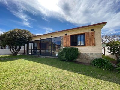 Alquiler casa 3 dorm 2 bañ juegos niños en Punta Colorada