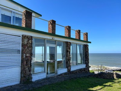 Casa de 2 pisos 3 dormitorios 2 baños frente al mar en venta en Punta Colorada