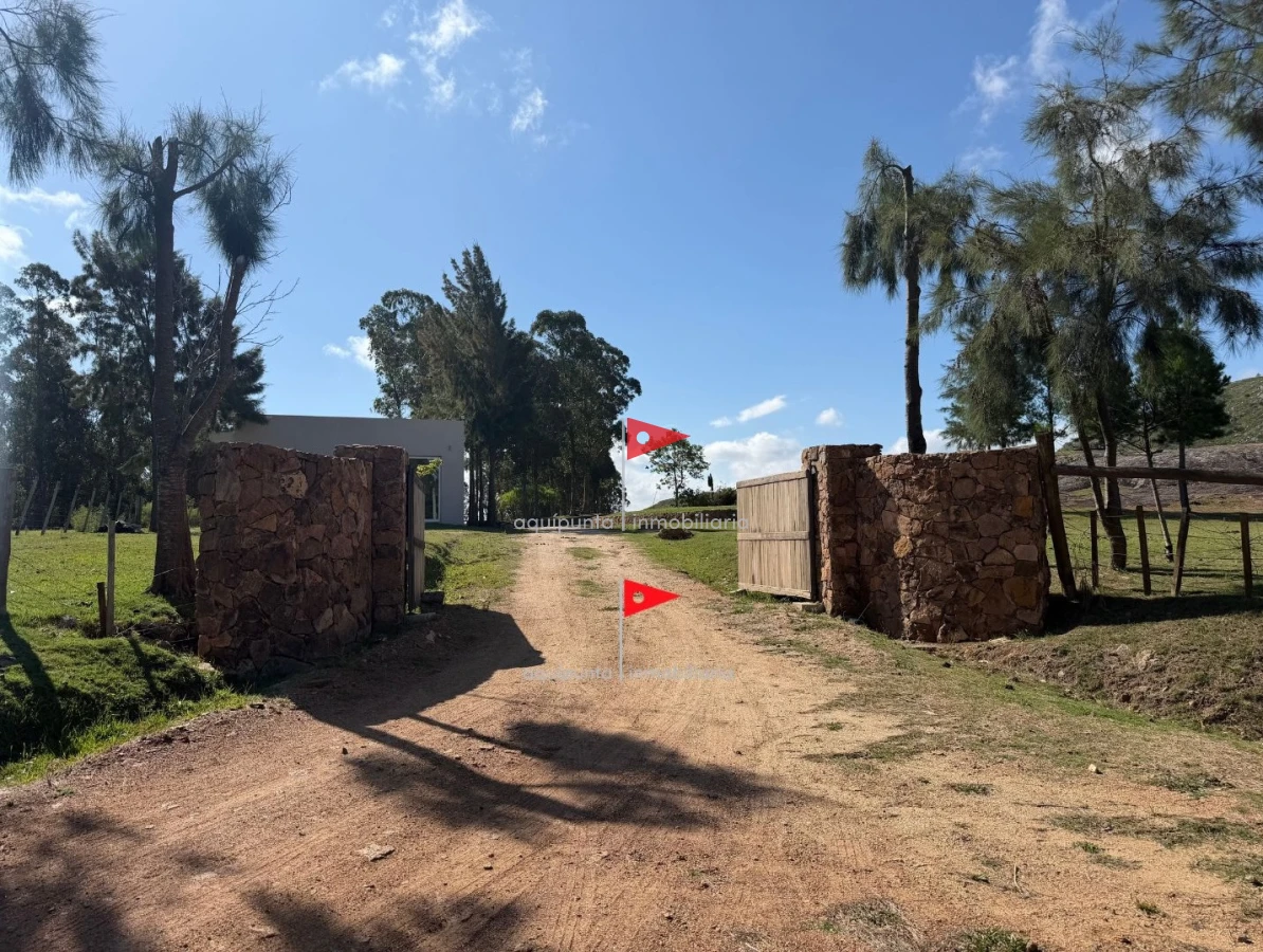 Chacra ID.129 - Chacra con tajamar y casas en Piriápolis 