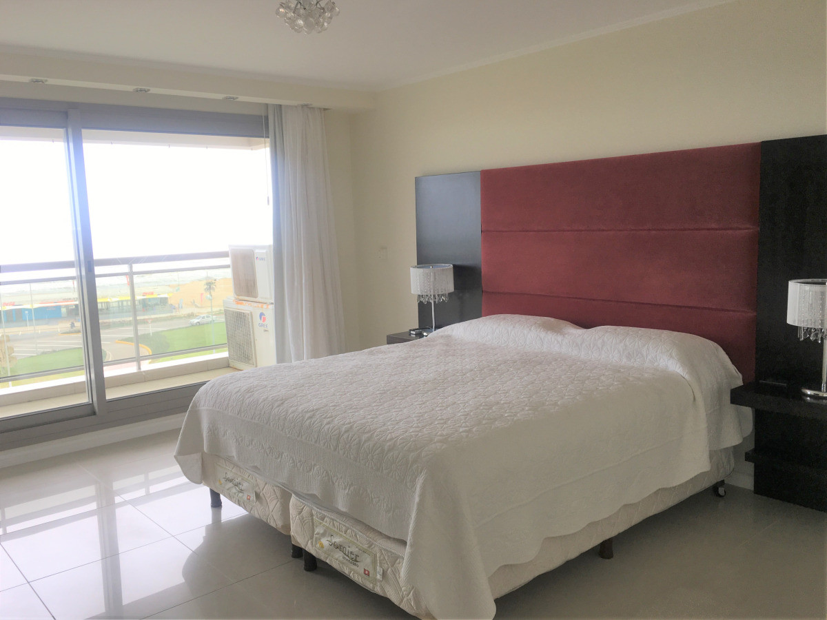 Apartamento ID.196 - Hermoso Apartamento 3 suites y dep. Primera linea de mar, Imperiale II, Punta del Este