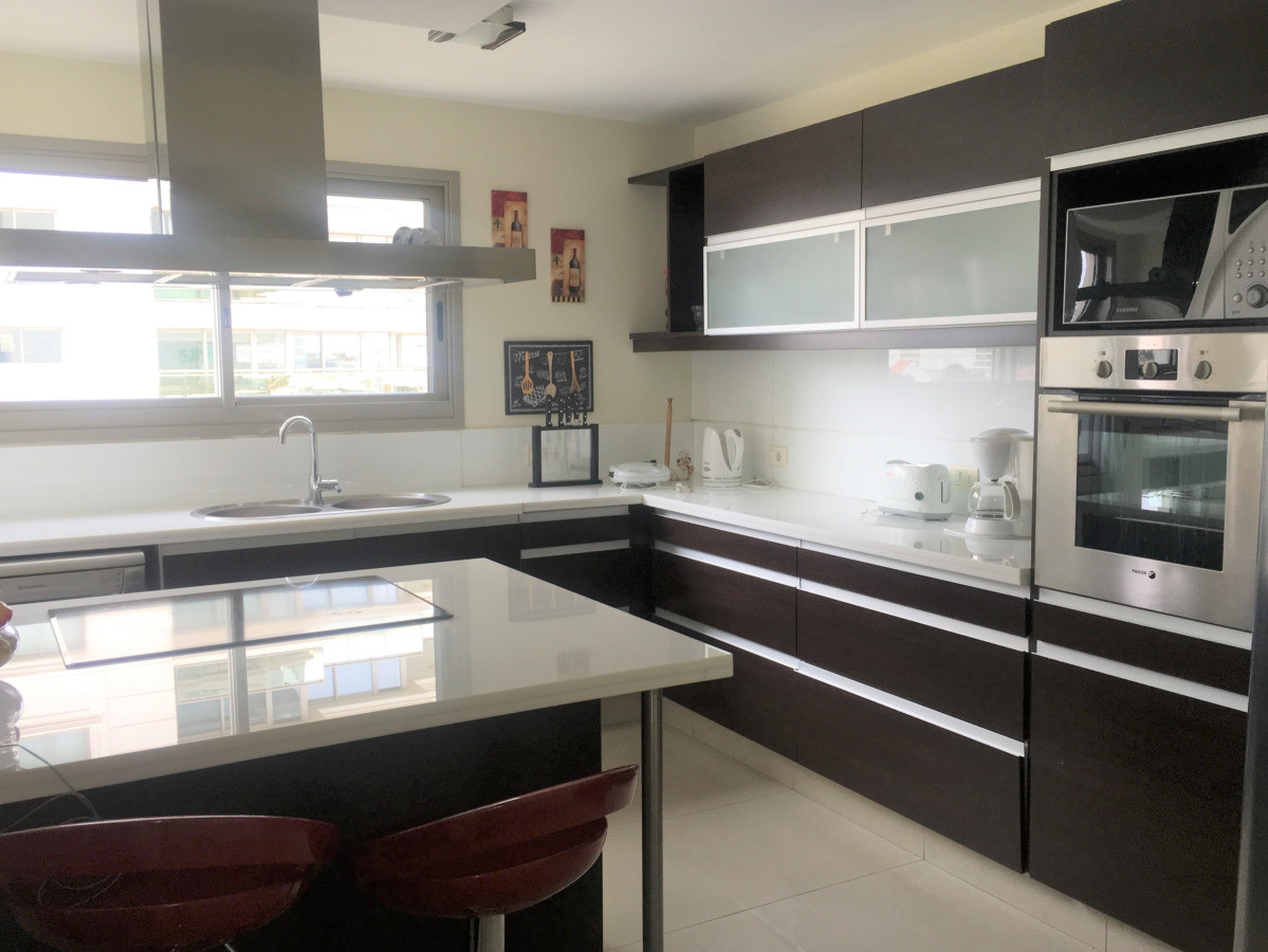 Apartamento ID.196 - Hermoso Apartamento 3 suites y dep. Primera linea de mar, Imperiale II, Punta del Este