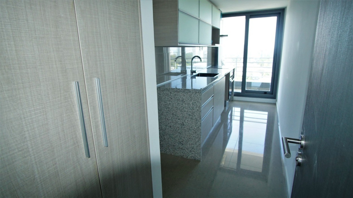 Apartamento ID.242 - Apartamento Esquinero, Piso Alto, 3 Dormitorios y Dep. Alexander Boulevard.