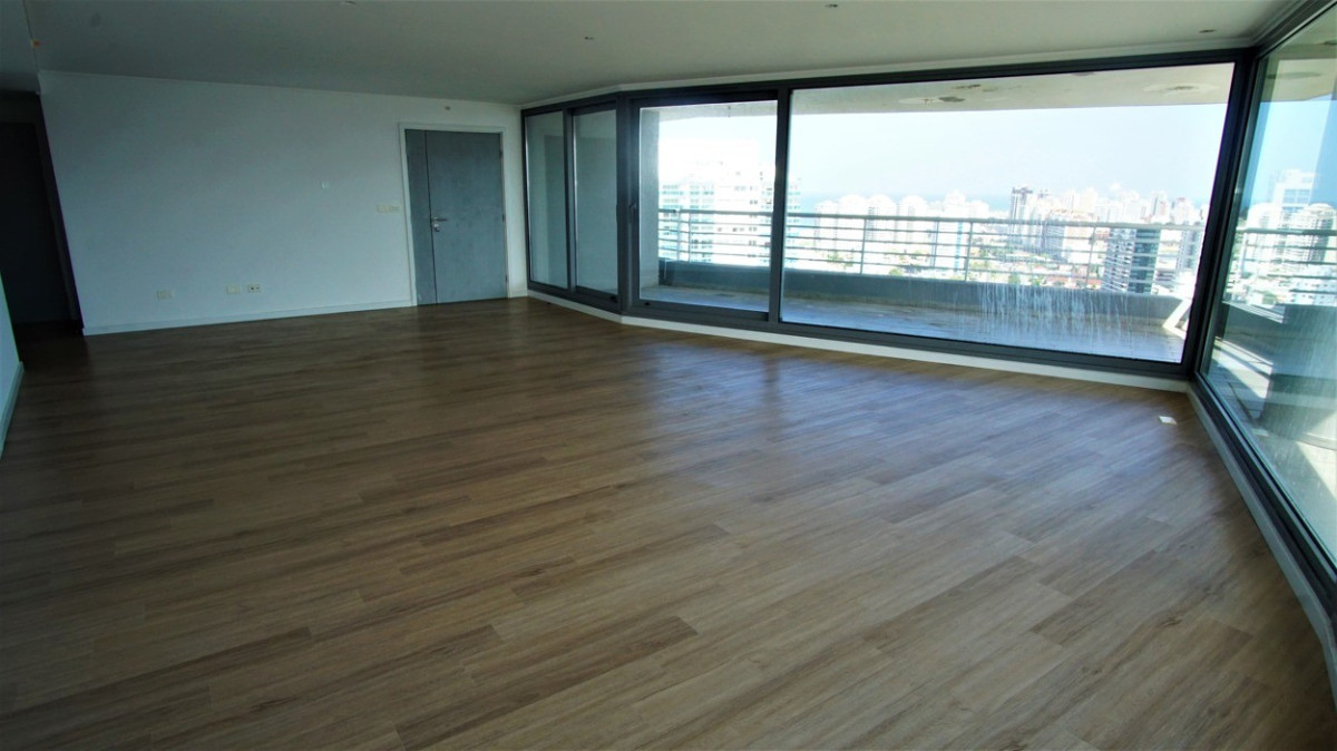 Apartamento ID.242 - Apartamento Esquinero, Piso Alto, 3 Dormitorios y Dep. Alexander Boulevard.