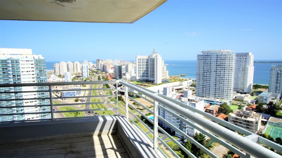 Apartamento ID.242 - Apartamento Esquinero, Piso Alto, 3 Dormitorios y Dep. Alexander Boulevard.