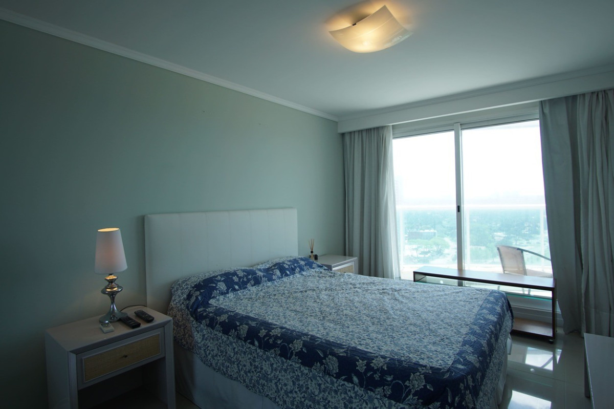 Apartamento ID.533 - Moderno y confortable 2 dormitorios en Piso alto, Playa Mansa, Punta del Este.