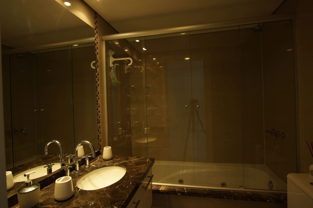 Apartamento ID.533 - Moderno y confortable 2 dormitorios en Piso alto, Playa Mansa, Punta del Este.