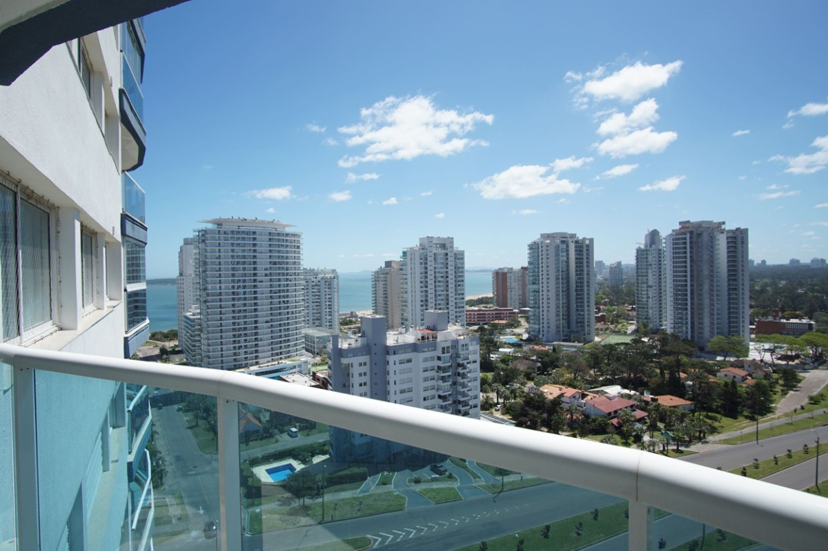 Apartamento ID.533 - Moderno y confortable 2 dormitorios en Piso alto, Playa Mansa, Punta del Este.