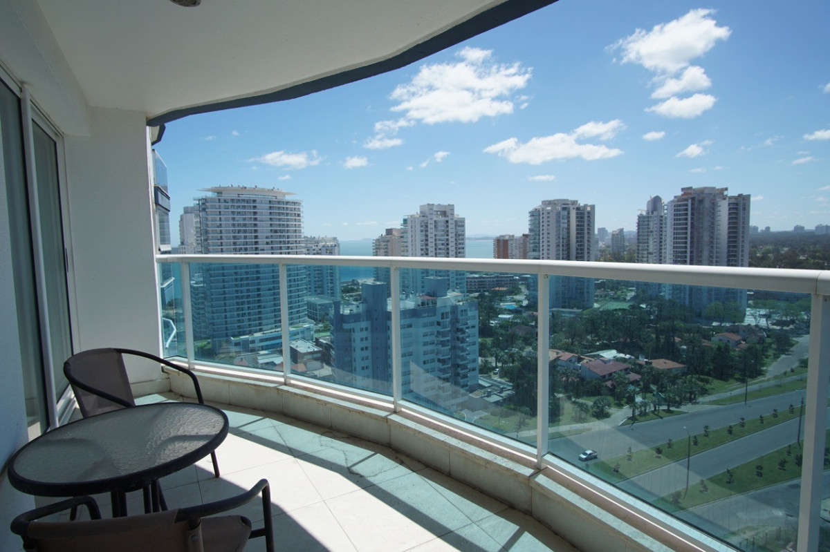Apartamento ID.533 - Moderno y confortable 2 dormitorios en Piso alto, Playa Mansa, Punta del Este.