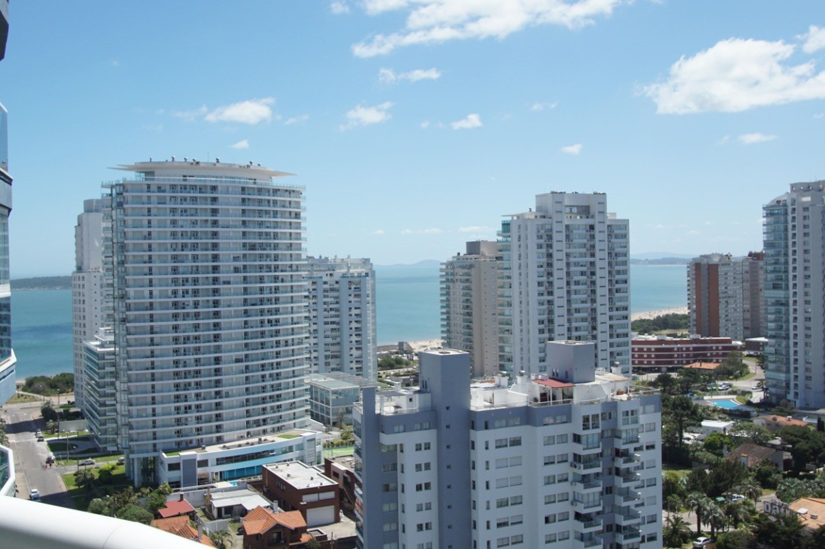Apartamento ID.533 - Moderno y confortable 2 dormitorios en Piso alto, Playa Mansa, Punta del Este.