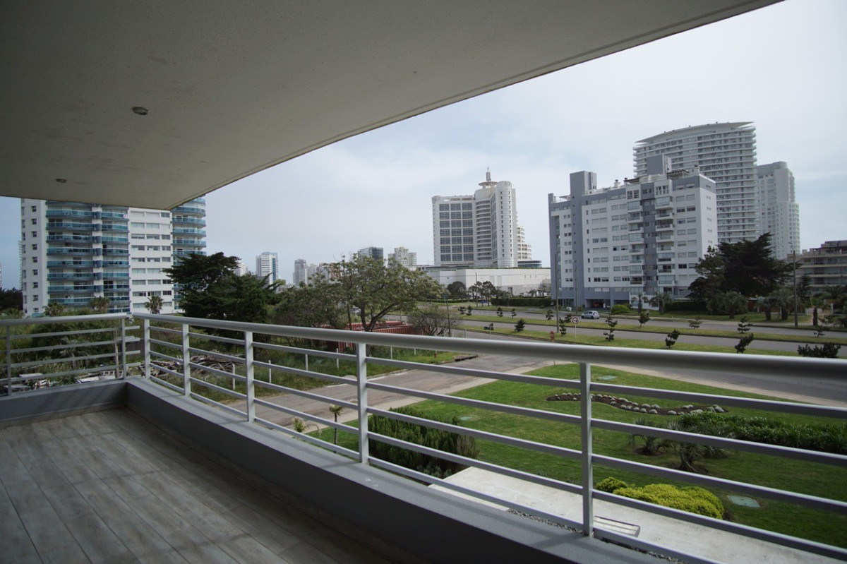 Apartamento ID.534 - Hermoso apartamento, 3 Suites, Alexander Boulevard, Playa Mansa, Punta del Este