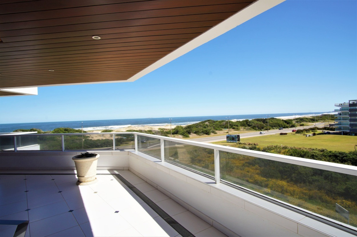 Apartamento ID.552 - Venta espectacular Penthouse Dúplex / 5 Suites y dep. Primera Fila, Rincón del Indio