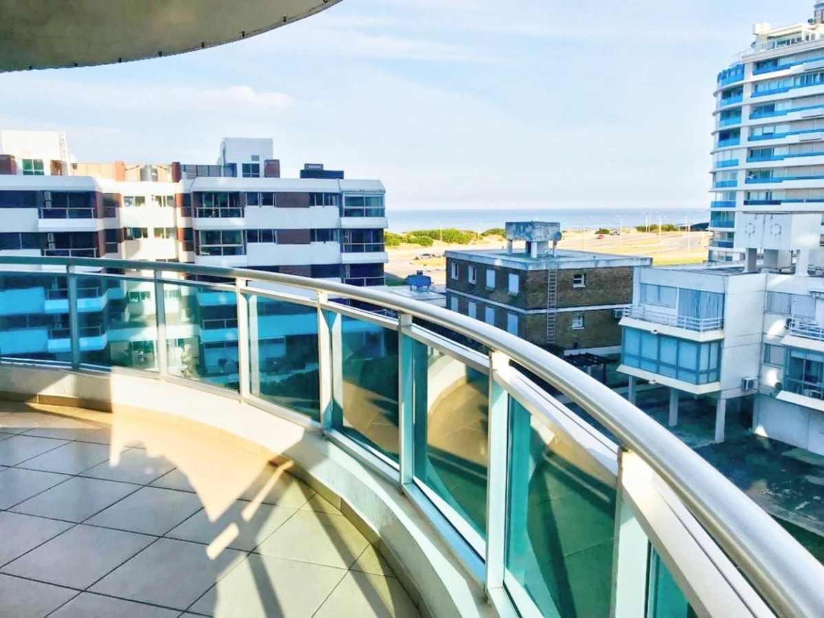 Apartamento ID.591 - Moderno apartamento de 3 Dormitorios y dep. Sol y Luna, Playa Brava, Punta del Este.