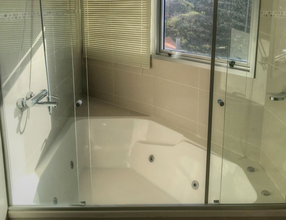 Apartamento ID.592 - Amplio y cómodo apartamento 3 suites + dep. Sunrise Tower, Playa Mansa, Punta del Este