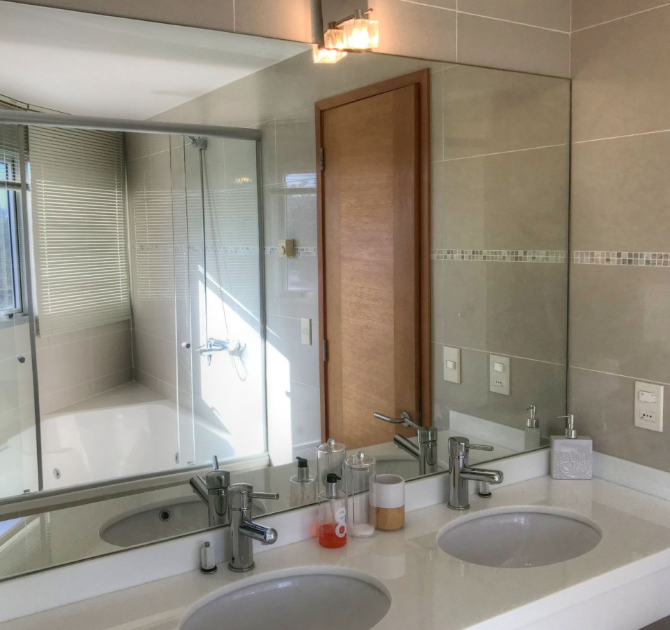 Apartamento ID.592 - Amplio y cómodo apartamento 3 suites + dep. Sunrise Tower, Playa Mansa, Punta del Este