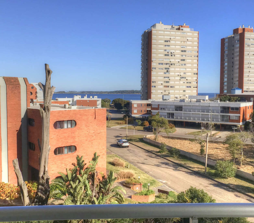 Apartamento ID.592 - Amplio y cómodo apartamento 3 suites + dep. Sunrise Tower, Playa Mansa, Punta del Este