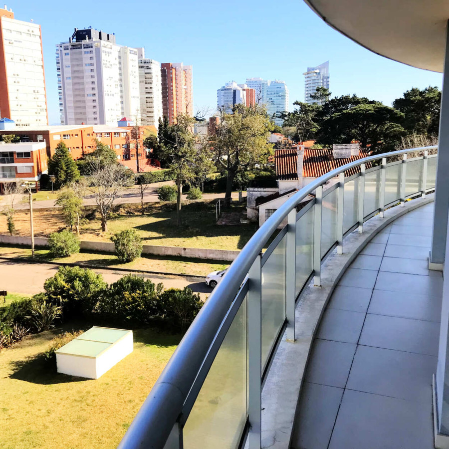 Apartamento ID.592 - Amplio y cómodo apartamento 3 suites + dep. Sunrise Tower, Playa Mansa, Punta del Este