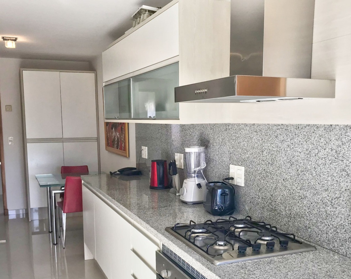 Apartamento ID.592 - Amplio y cómodo apartamento 3 suites + dep. Sunrise Tower, Playa Mansa, Punta del Este