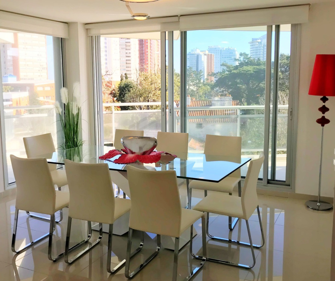 Apartamento ID.592 - Amplio y cómodo apartamento 3 suites + dep. Sunrise Tower, Playa Mansa, Punta del Este