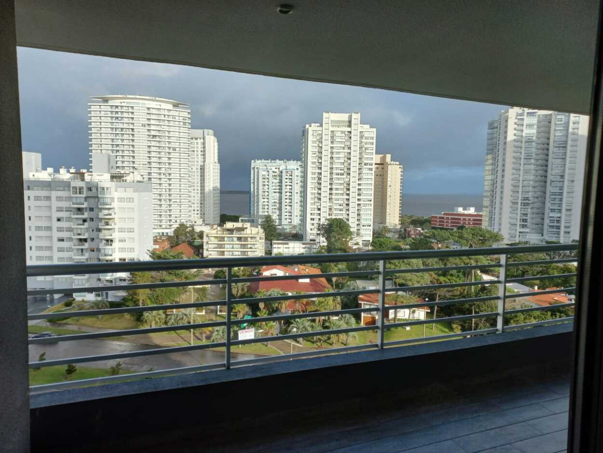 Apartamento ID.594 - Amplio apartamento dos dormitorios en suite, Alexander Boulevard, Punta del Este.