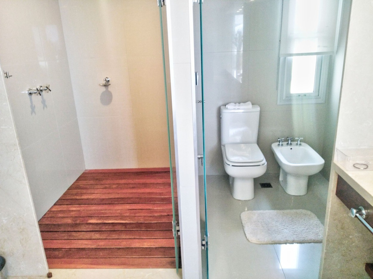 Apartamento ID.629 - Apartamento, 3 dormitorios + dep, 1era línea de mar, Rincon del Indio, Punta del Este