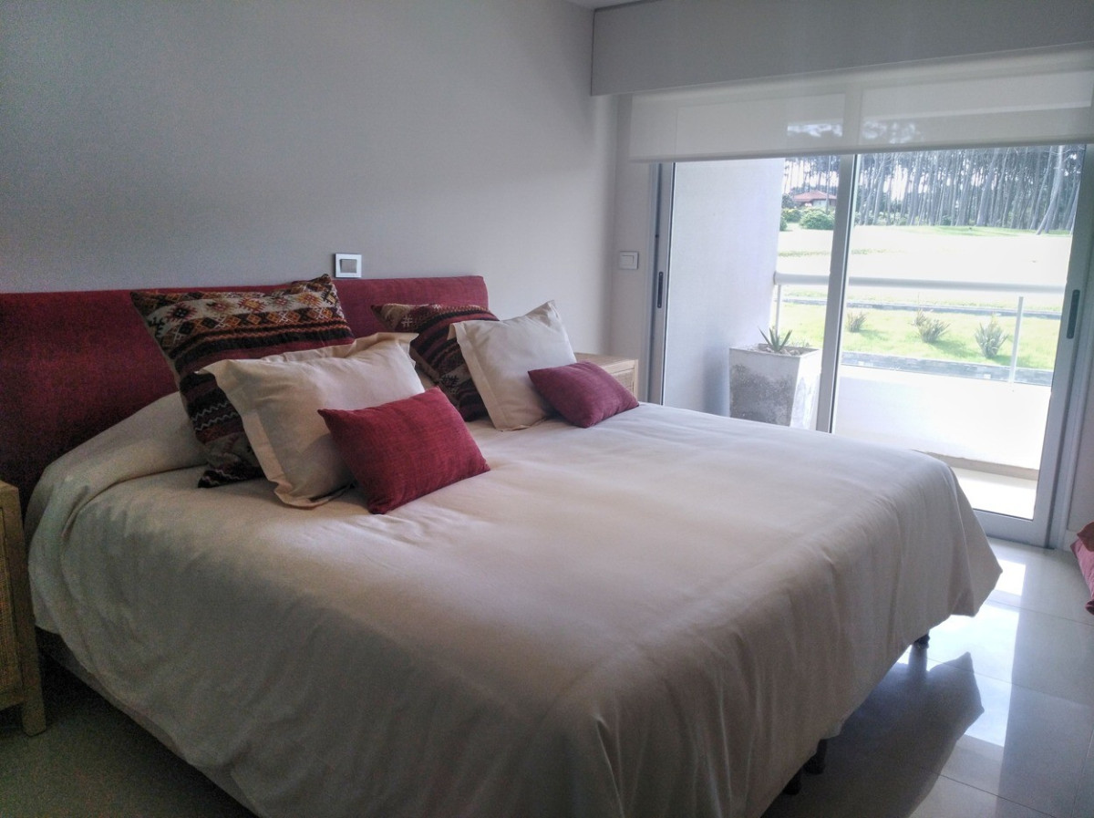 Apartamento ID.629 - Apartamento, 3 dormitorios + dep, 1era línea de mar, Rincon del Indio, Punta del Este