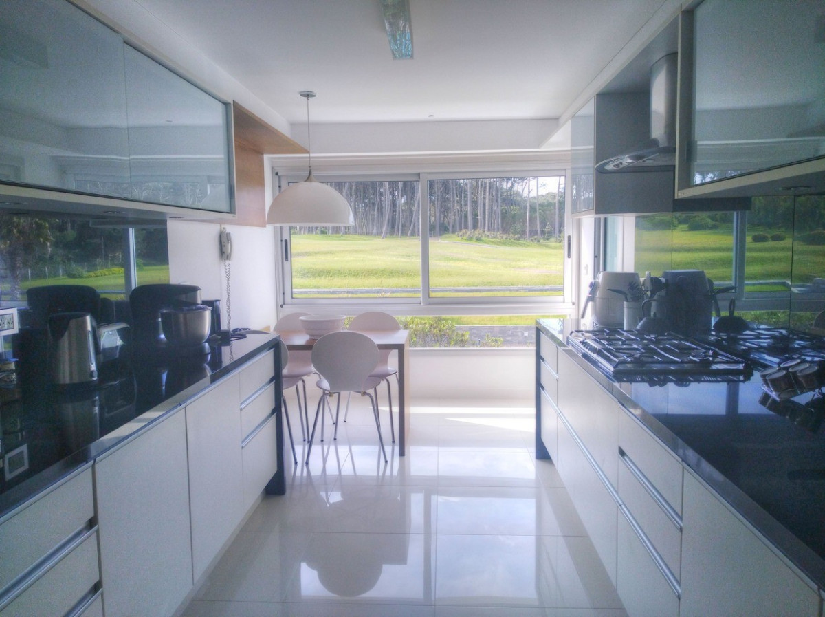 Apartamento ID.629 - Apartamento, 3 dormitorios + dep, 1era línea de mar, Rincon del Indio, Punta del Este