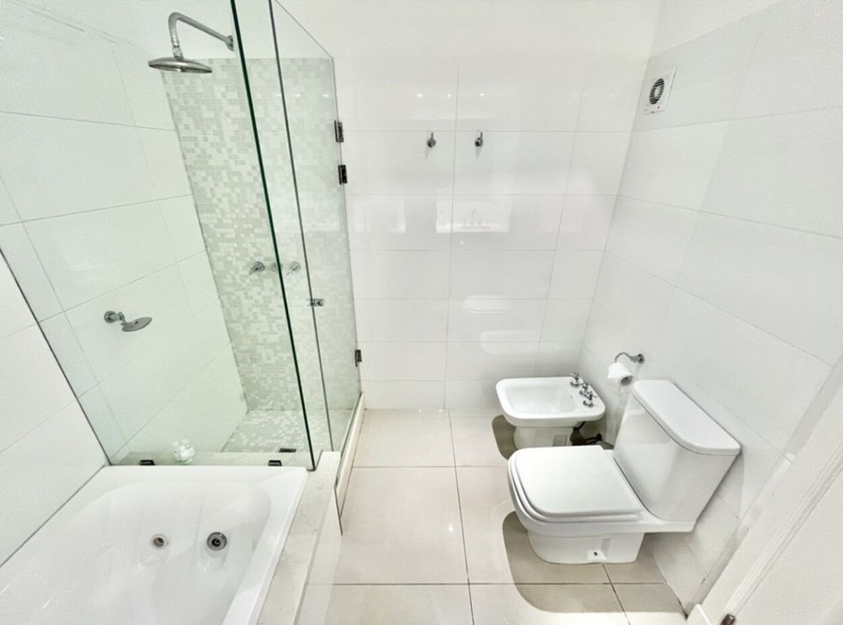 Apartamento ID.631 - Apartamento Primera Linea, 3 suites y dependencia, Torre Lobos, Punta del Este.