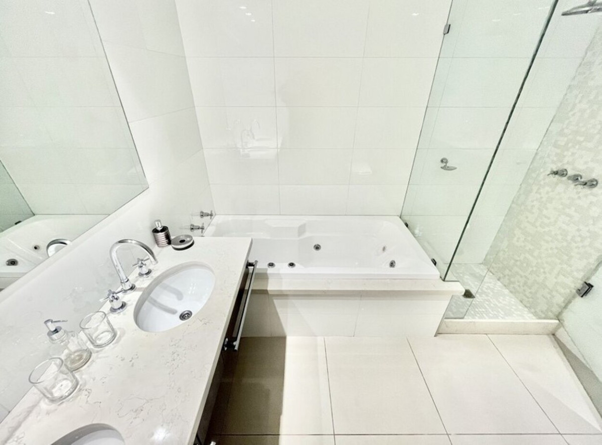 Apartamento ID.631 - Apartamento Primera Linea, 3 suites y dependencia, Torre Lobos, Punta del Este.