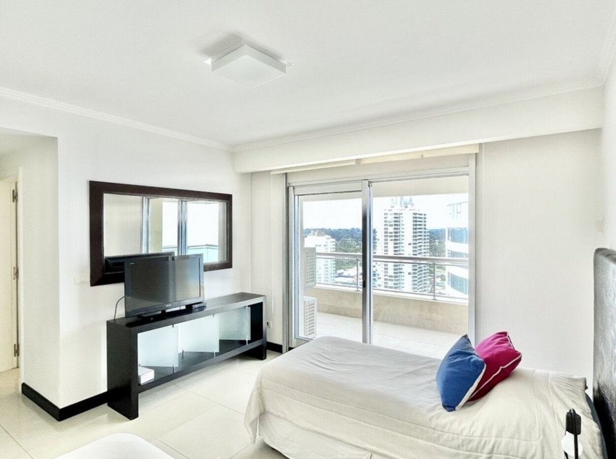 Apartamento ID.631 - Apartamento Primera Linea, 3 suites y dependencia, Torre Lobos, Punta del Este.