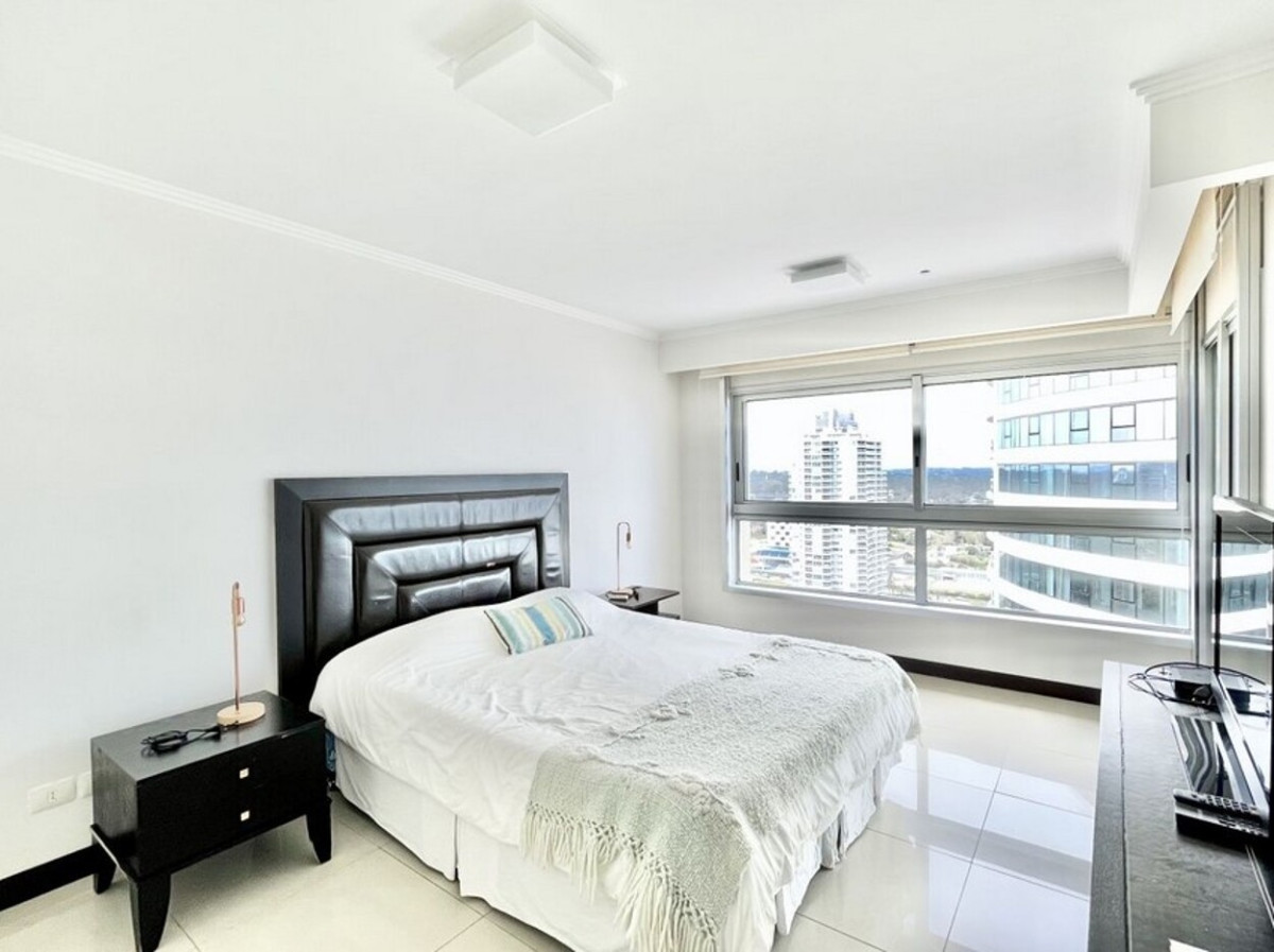 Apartamento ID.631 - Apartamento Primera Linea, 3 suites y dependencia, Torre Lobos, Punta del Este.