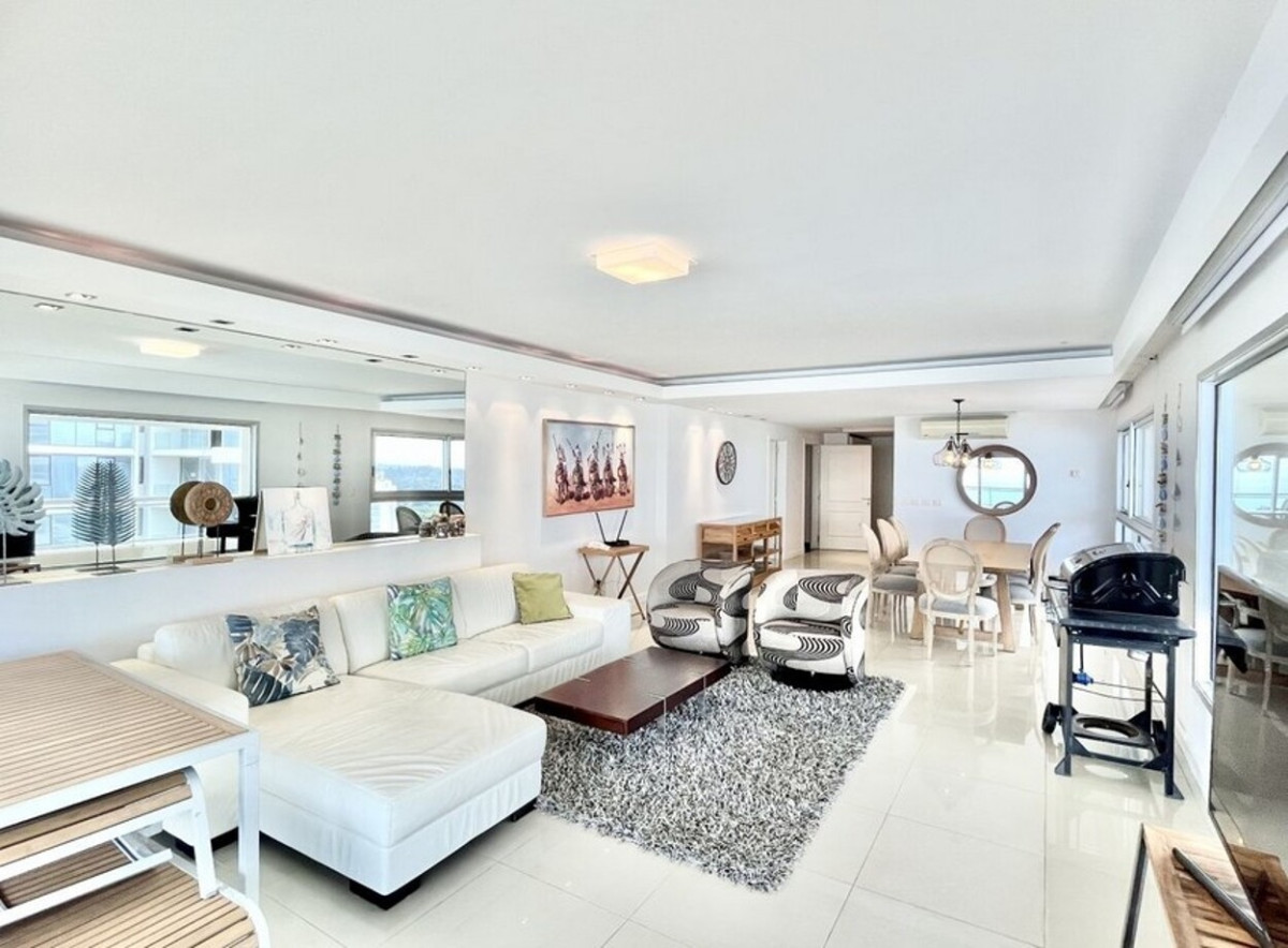 Apartamento ID.631 - Apartamento Primera Linea, 3 suites y dependencia, Torre Lobos, Punta del Este.