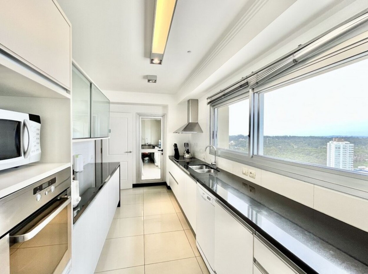 Apartamento ID.631 - Apartamento Primera Linea, 3 suites y dependencia, Torre Lobos, Punta del Este.