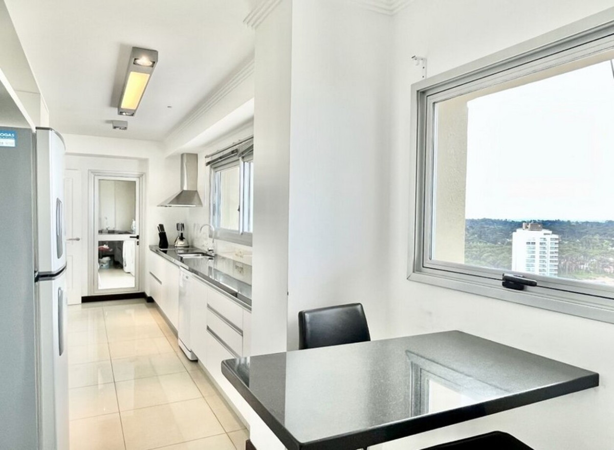 Apartamento ID.631 - Apartamento Primera Linea, 3 suites y dependencia, Torre Lobos, Punta del Este.