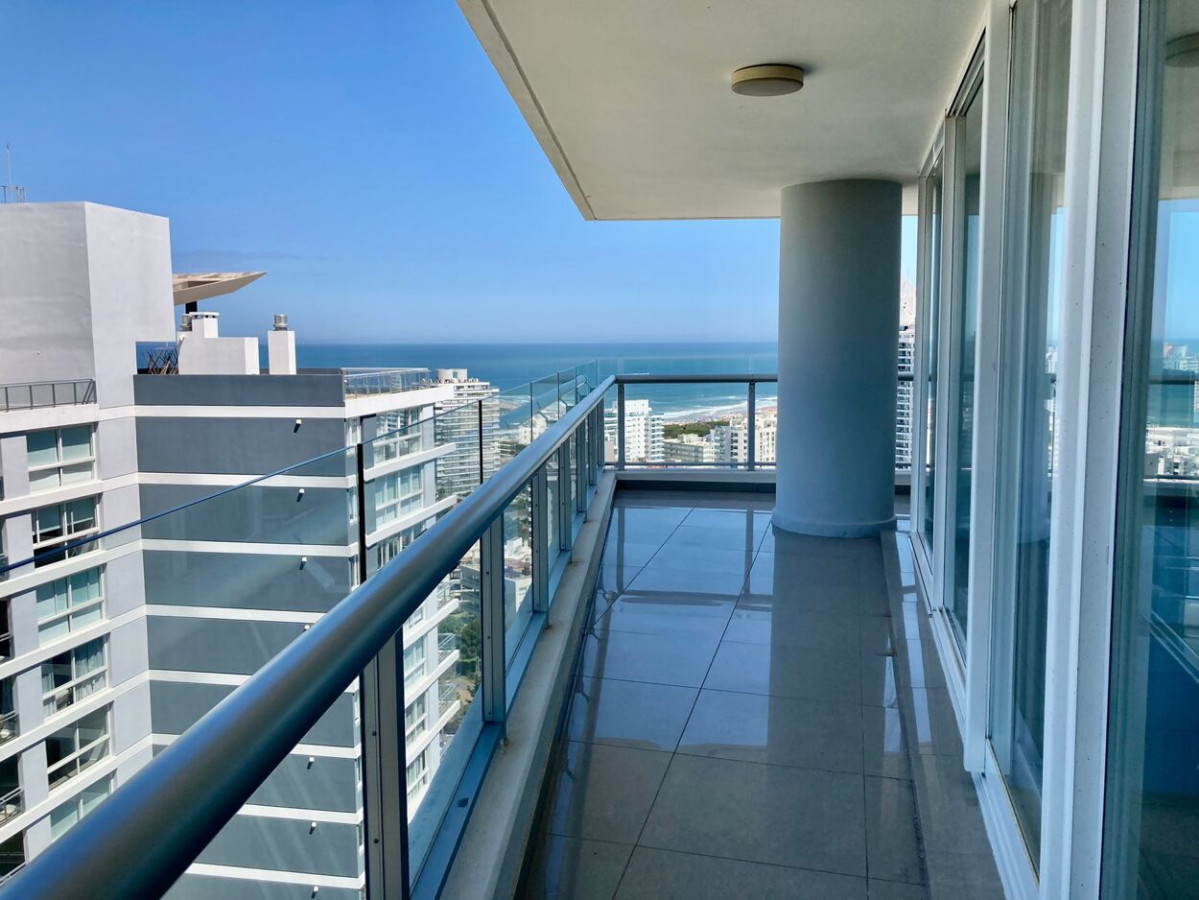 Apartamento ID.645 - Espléndido y Luminoso Apartamento, Vista al Mar, Torre ONE, Punta del Este