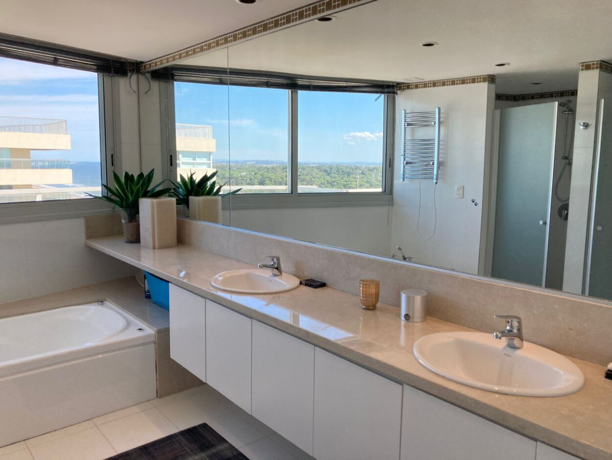 Apartamento ID.647 - Hermoso Penthouse, Primera Línea, Playa Brava. 3 Suite + Dependencia. Torre Le Parc.