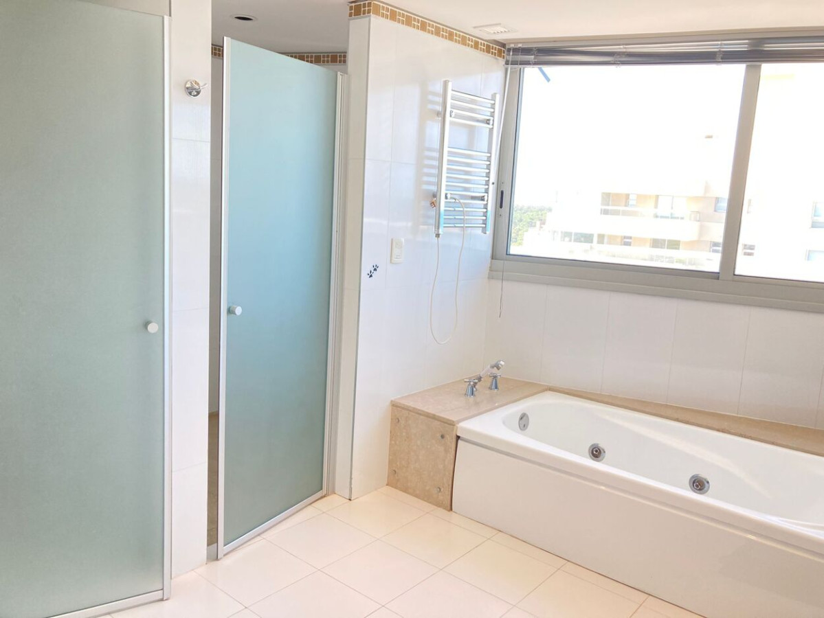 Apartamento ID.647 - Hermoso Penthouse, Primera Línea, Playa Brava. 3 Suite + Dependencia. Torre Le Parc.