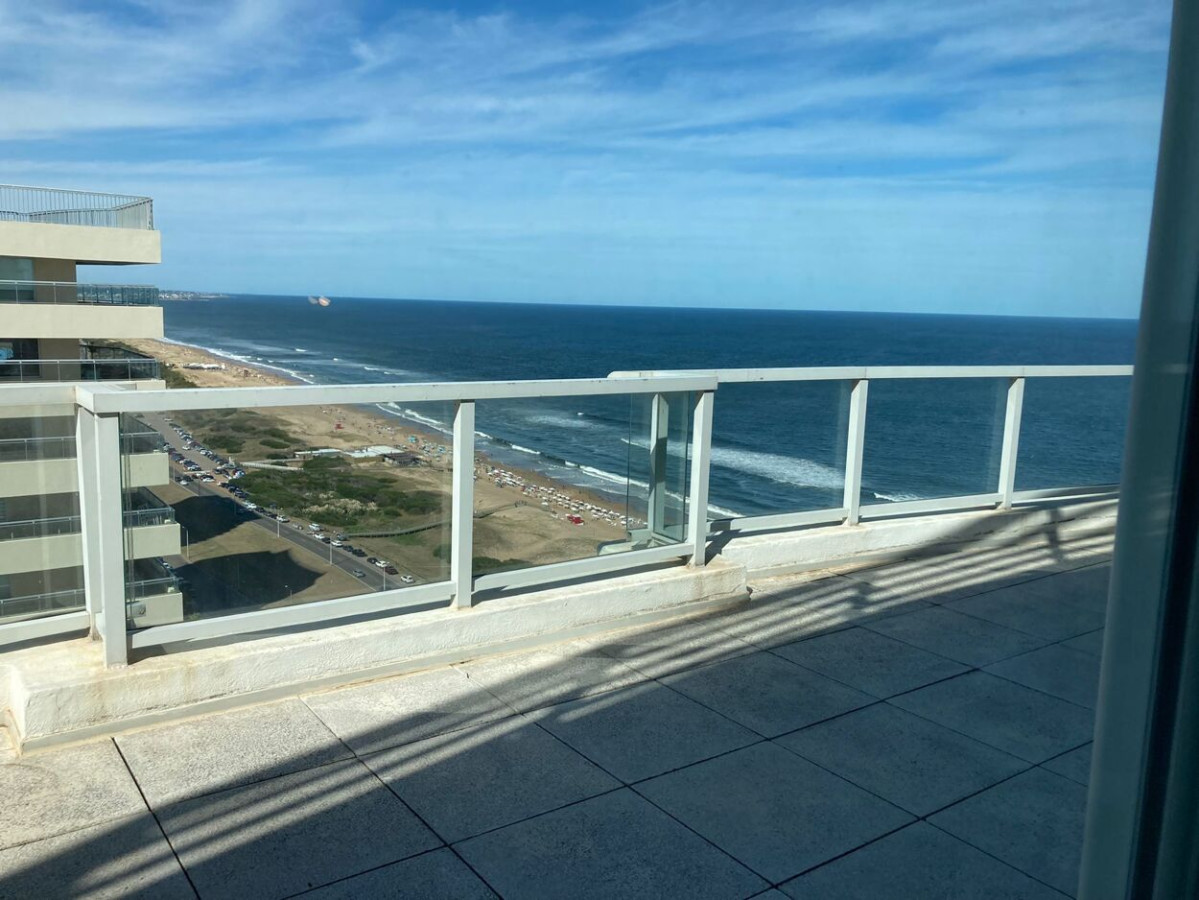 Apartamento ID.647 - Hermoso Penthouse, Primera Línea, Playa Brava. 3 Suite + Dependencia. Torre Le Parc.