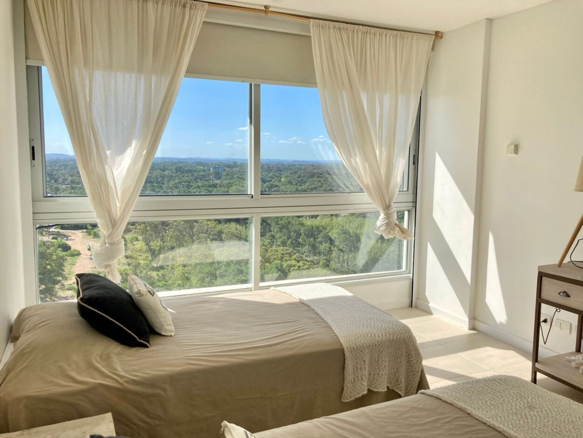 Apartamento ID.647 - Hermoso Penthouse, Primera Línea, Playa Brava. 3 Suite + Dependencia. Torre Le Parc.