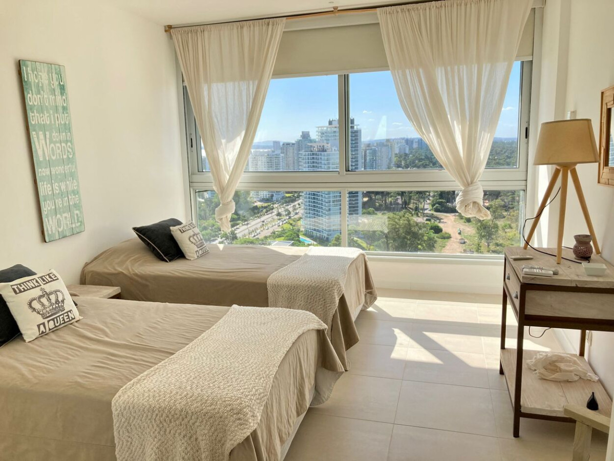Apartamento ID.647 - Hermoso Penthouse, Primera Línea, Playa Brava. 3 Suite + Dependencia. Torre Le Parc.