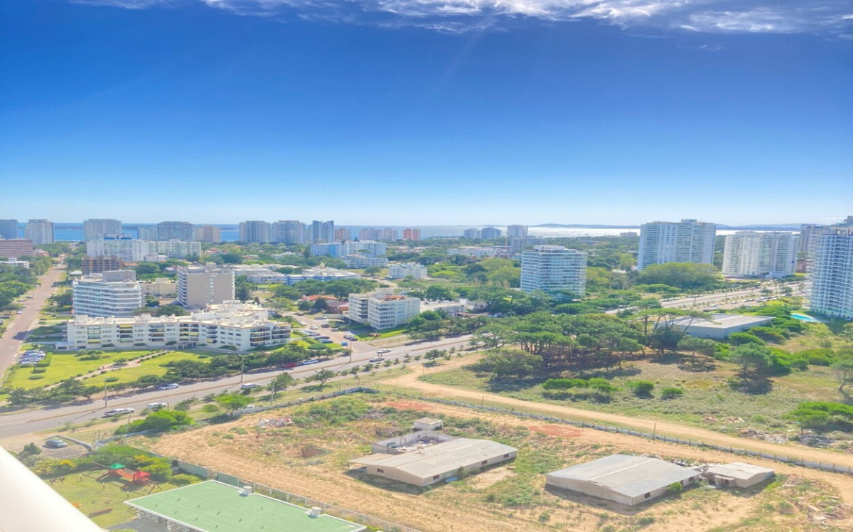 Apartamento ID.647 - Hermoso Penthouse, Primera Línea, Playa Brava. 3 Suite + Dependencia. Torre Le Parc.