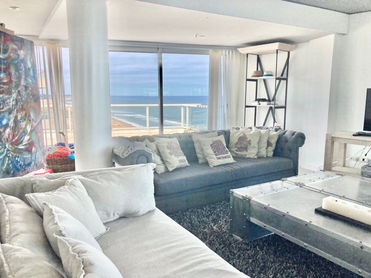 Apartamento ID.647 - Hermoso Penthouse, Primera Línea, Playa Brava. 3 Suite + Dependencia. Torre Le Parc.