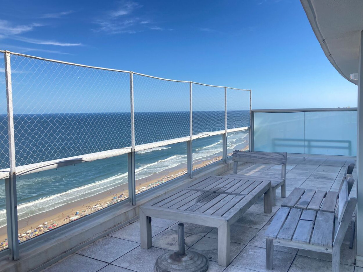 Apartamento ID.647 - Hermoso Penthouse, Primera Línea, Playa Brava. 3 Suite + Dependencia. Torre Le Parc.