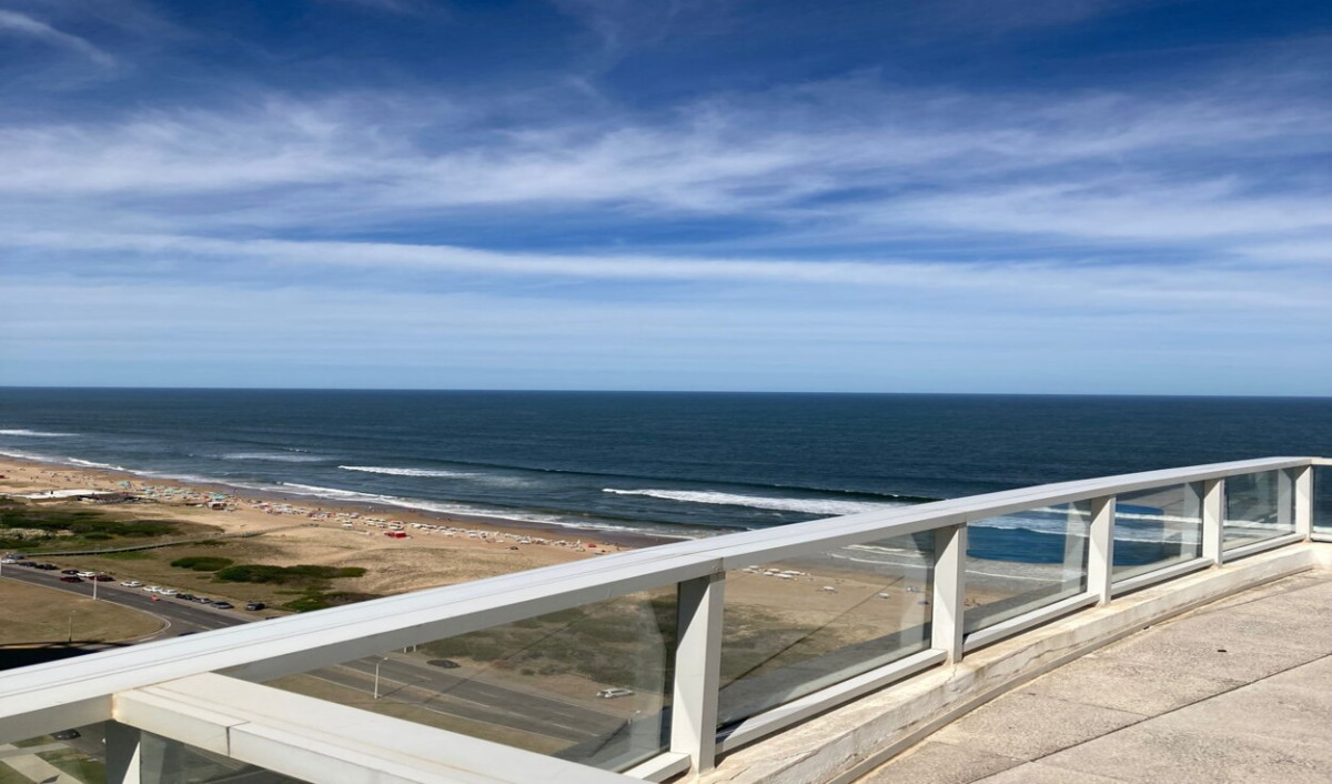 Apartamento ID.647 - Hermoso Penthouse, Primera Línea, Playa Brava. 3 Suite + Dependencia. Torre Le Parc.