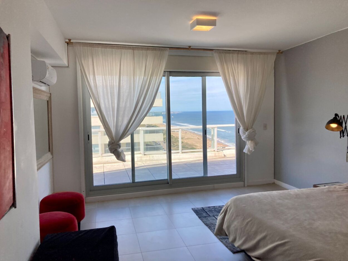 Apartamento ID.647 - Hermoso Penthouse, Primera Línea, Playa Brava. 3 Suite + Dependencia. Torre Le Parc.