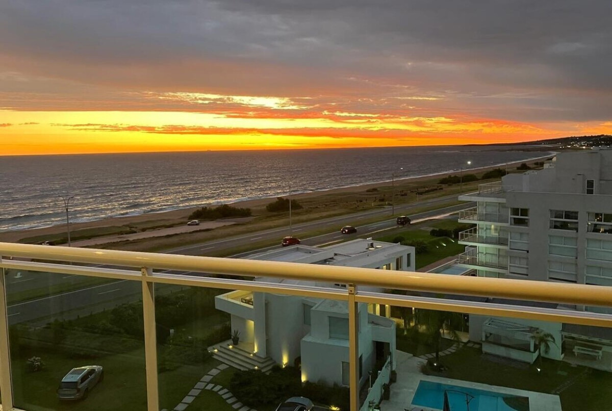 Apartamento ID.667 - Moderno apartamento 1 dormitorio y 1/2, primera linea, mansa